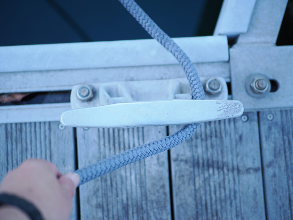 桟橋がわのクリートに、角度が強くつく法のツノにロープをかける