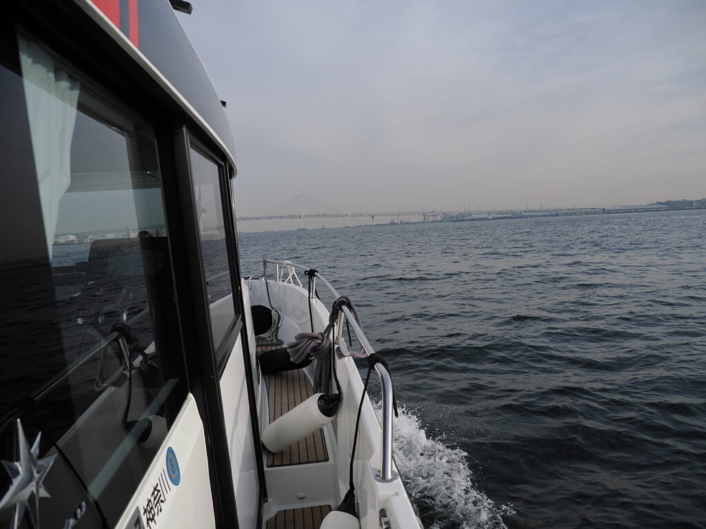 横浜港から東京湾に向けて航行している愛艇