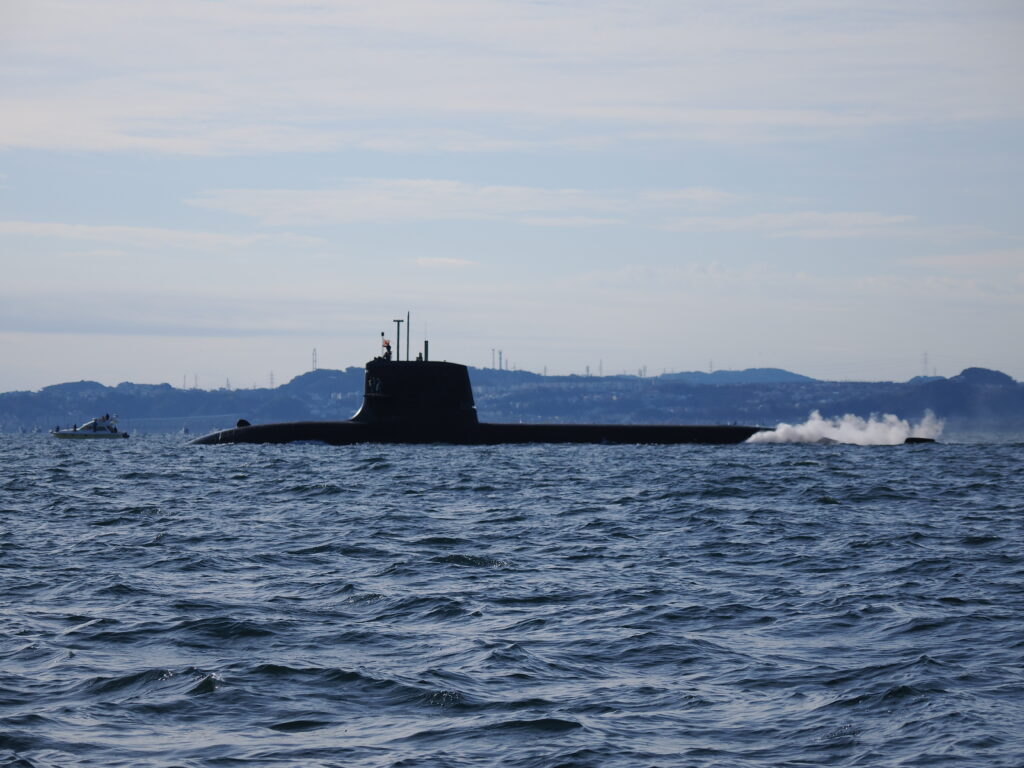 東京湾を航行する海事の潜水艦が浮上している。