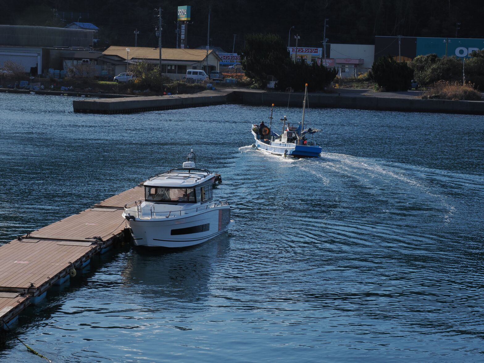 保田漁港浮桟橋に係留する愛艇と、漁港から出向する漁船