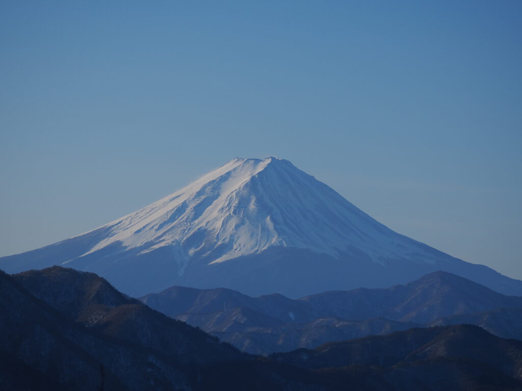 望遠で撮影した富士山。ふもとの低山は殆ど画角に入らず、富士山のみの写真。