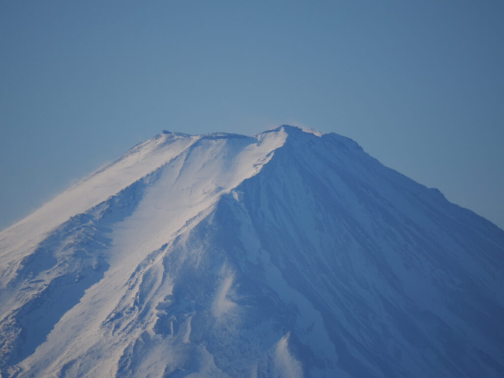 超望遠で撮影しただいたい７合目より上の富士山。頂上に吹く風も見えるよう。