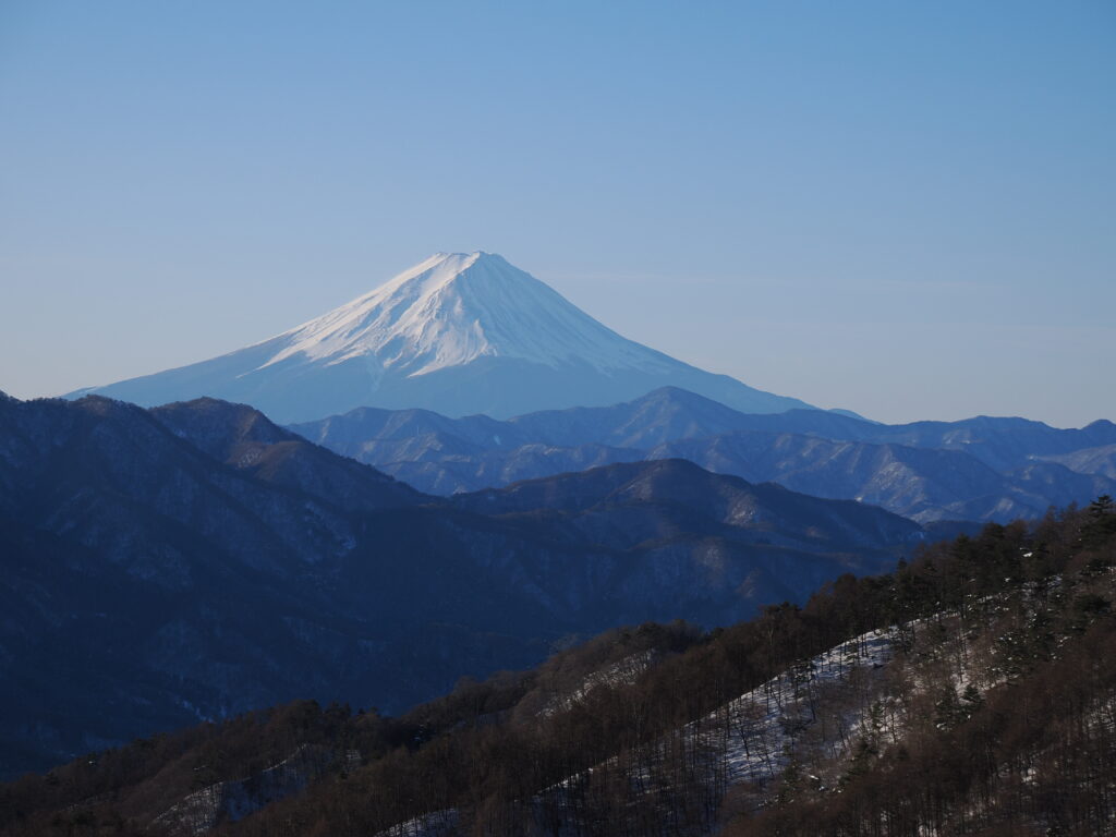 中望遠で撮影した富士山。富士山の美しい末広がりの姿がよくわかる。