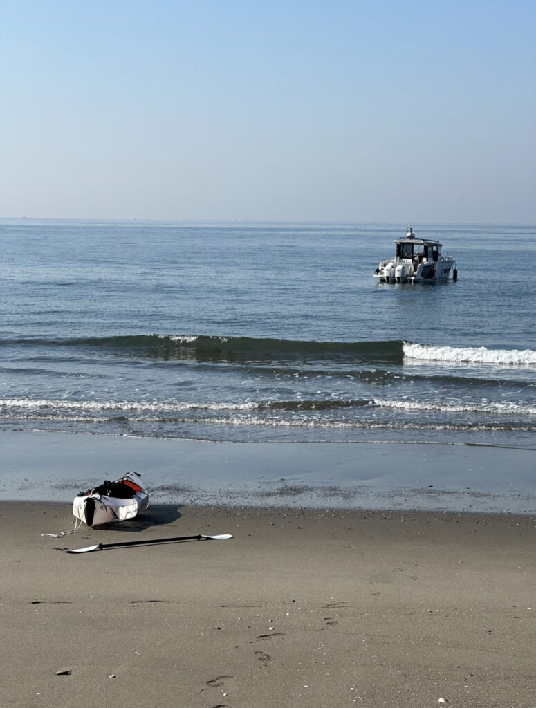 水の綺麗な波打ち際、だれもいないビーチに海から船で行って上陸