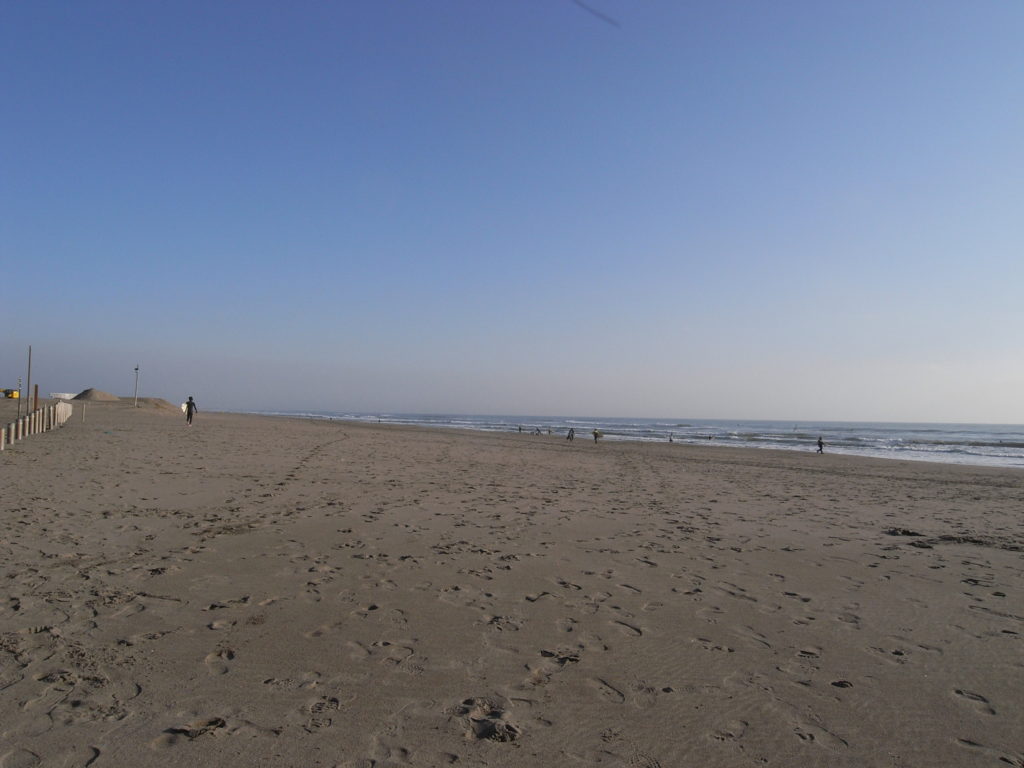 Une longue plage de sable située à Kujukurihama, dans la préfecture de Chiba au Japon. Un endroit idéal à visiter en GR Yaris.