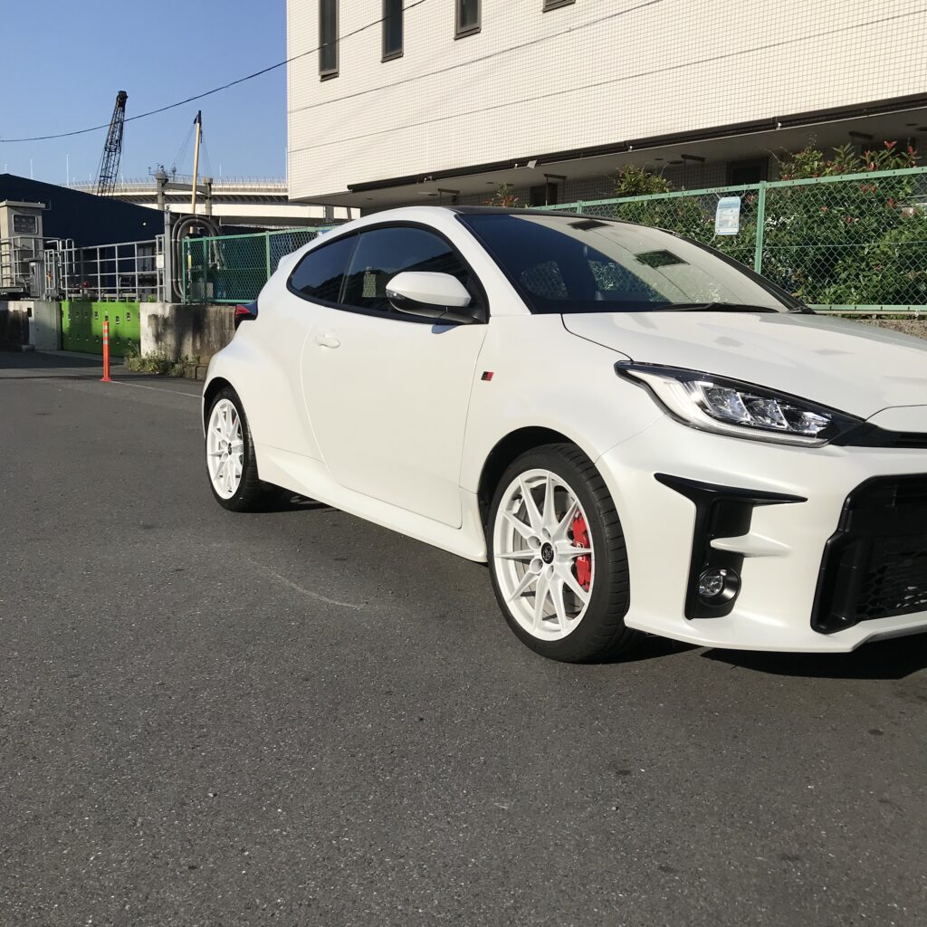 La GR Yaris est devenue plus élégante avec les roues peintes de la même couleur que la carrosserie.