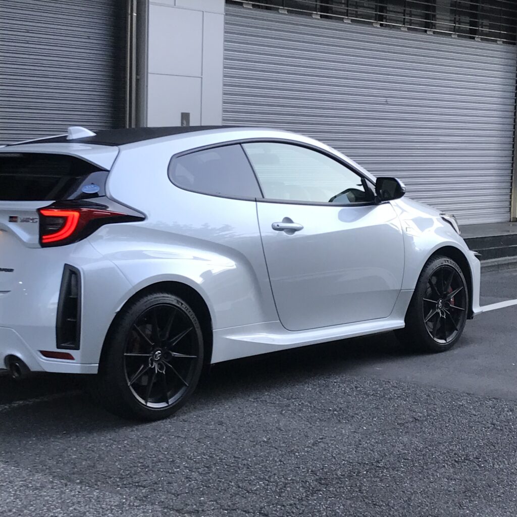 La GR Yaris est devenue plus élégante avec l'ajout de conduits d'air noirs montés à l'arrière des ailes arrière, créant ainsi un accent.impressionnante avec sa silhouette inclinée vers l'arrière.