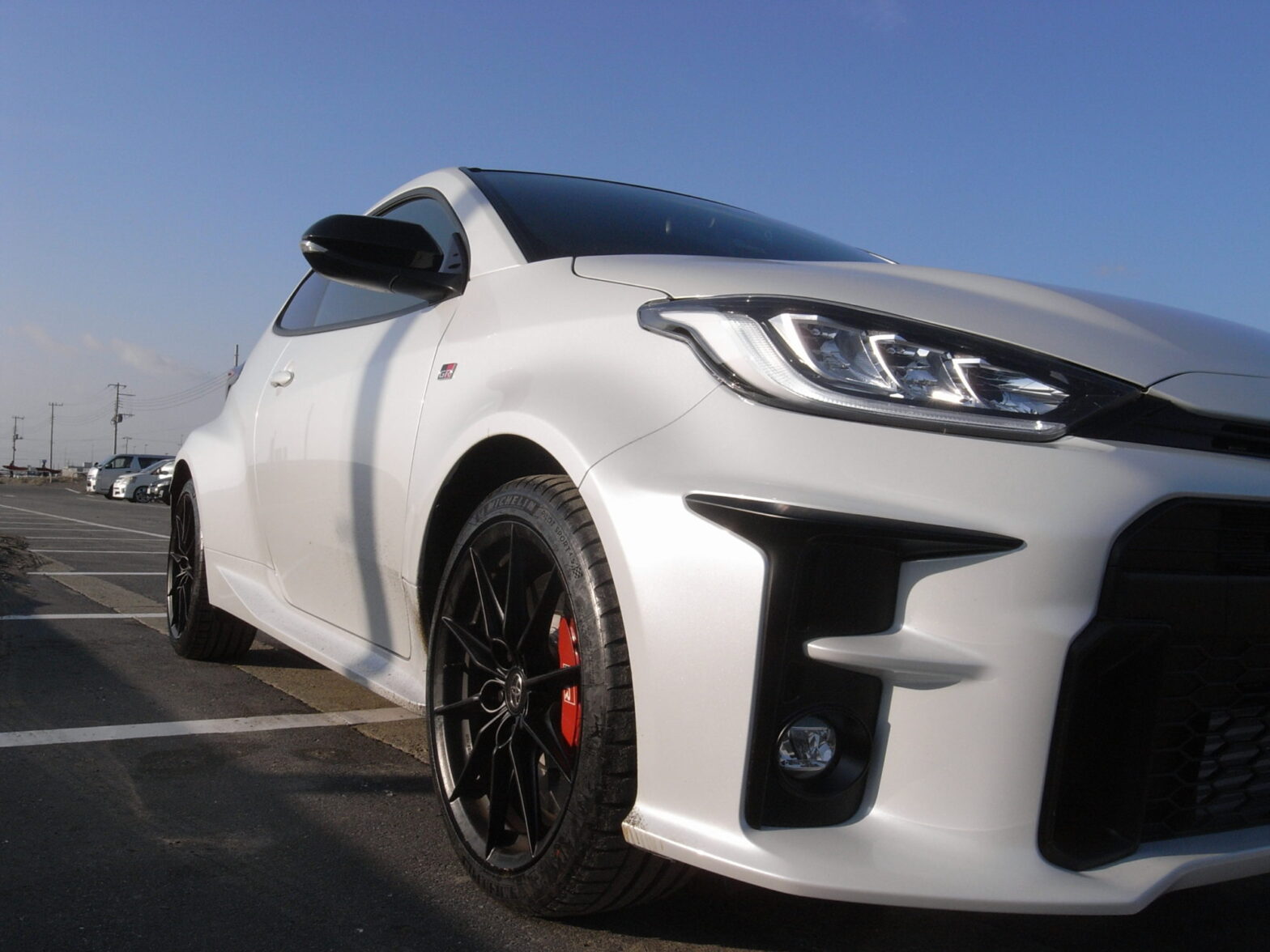 La GR Yaris, avec sa carrosserie blanche d'origine sortie d'usine et ses roues noires.