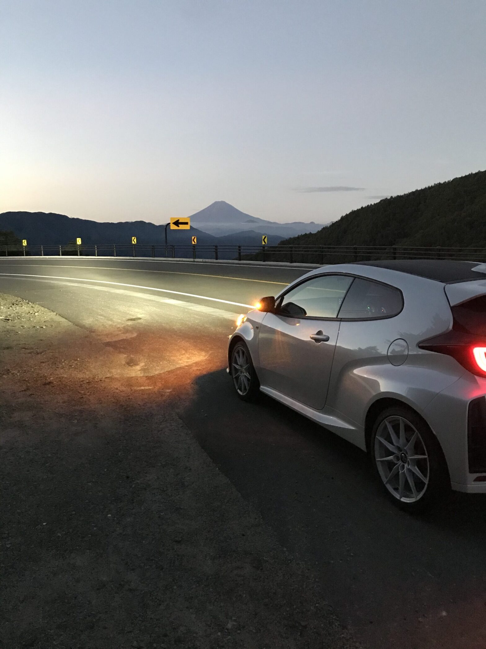 La GR Yaris avec le mont Fuji en arrière-plan tôt le matin.