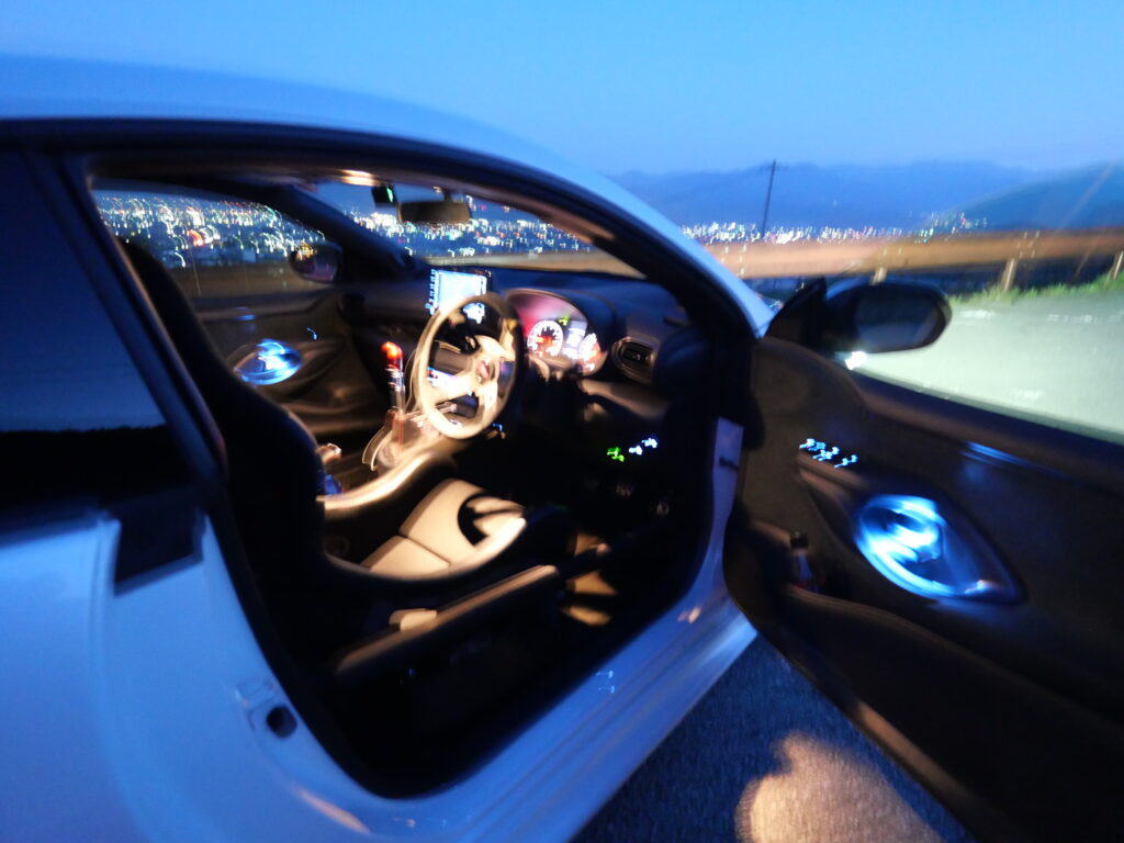 When getting into the car in sports mode in the parking lot before sunrise, the interior and aftermarket exterior of the car look beautiful and dazzling, but at the same time, somewhat blurry.